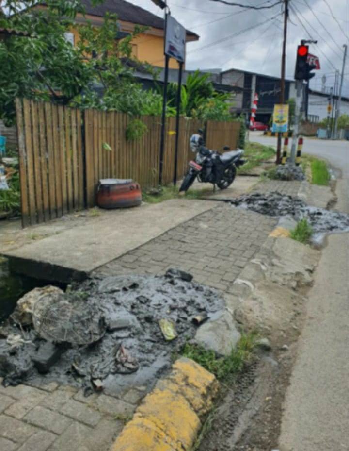 Pembersihan Saluran Drainase di Mamuju Malah Membuat Jalan Trans Sulawesi Menjadi Becek